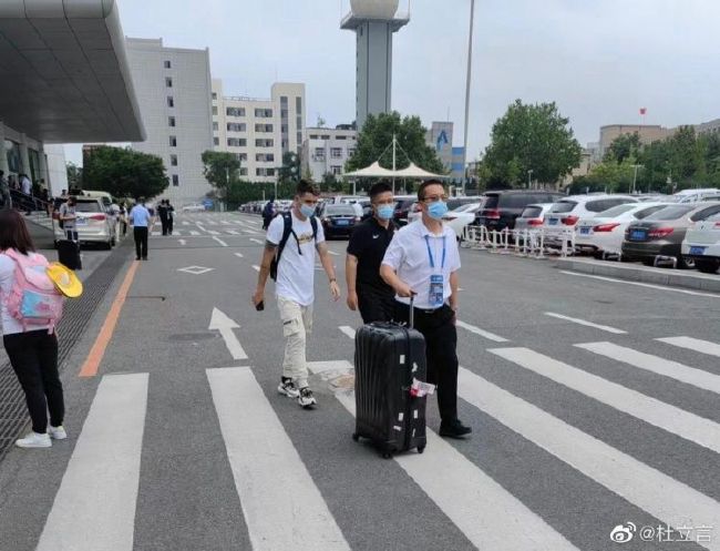 在厨房掀起短裙翘起屁股视频